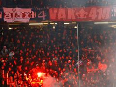 Kotel fanoušků Ajaxu před začátkem utkání s Hamburkem.