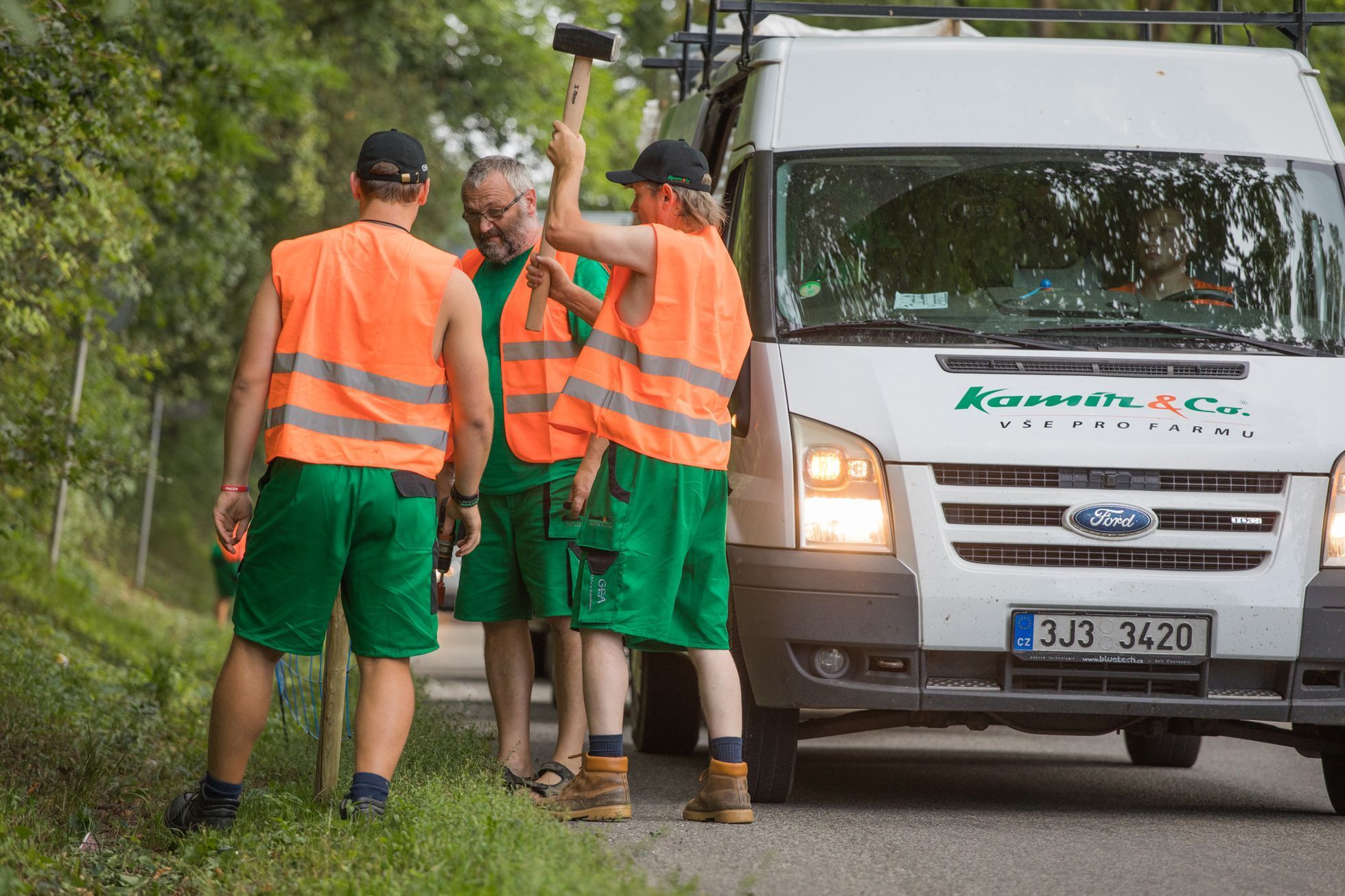 Stavba elektrických ohradníků ve Zlínském kraji kvůli africkému moru divokých prasat.
