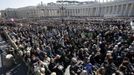 The crowd listens to Pope Benedict XVI in St Peter's Square during his last general audience at the Vatican February 27, 2013. The weekly event which would normally be held in a vast auditorium in winter, but has been moved outdoors to St. Peter's Square so more people can attend. The pope has two days left before he takes the historic step of becoming the first pontiff in some six centuries to step down instead of ruling for life. REUTERS/Max Rossi (VATICAN - Tags: RELIGION) Published: Úno. 27, 2013, 10:38 dop.