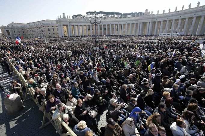 The crowd listens to Pope Benedict XVI in St Peter's Square during his last general audience at the Vatican February 27, 2013. The weekly event which would normally be held in a vast auditorium in winter, but has been moved outdoors to St. Peter's Square so more people can attend. The pope has two days left before he takes the historic step of becoming the first pontiff in some six centuries to step down instead of ruling for life. REUTERS/Max Rossi (VATICAN - Tags: RELIGION) Published: Úno. 27, 2013, 10:38 dop.