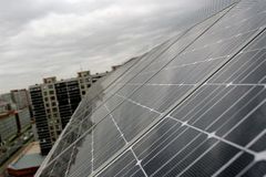 Nový odhad státu: Solární elektrárny zdraží proud o 8 %