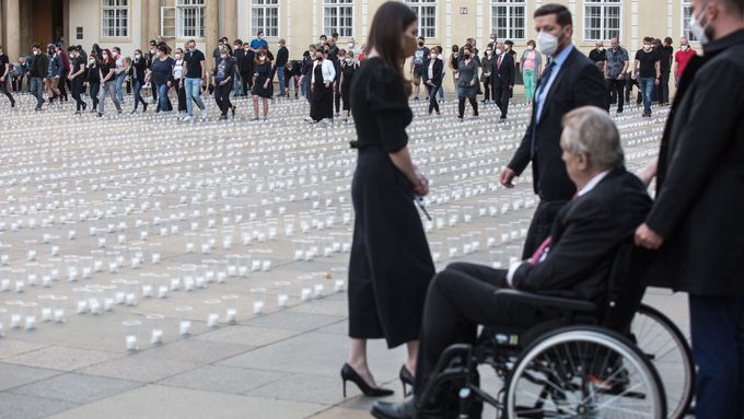 Na 30 tisíc svíček v plastových kelímcích mělo připomenout oběti covidu.