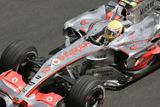 Britský pilot formule jedna Lewis Hamilton s McLarenem na trati Velké ceny Brazílie.