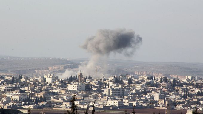 Nad syrskými městy nedaleko Aleppa opět stoupá dým způsobený leteckými útoky vládními silami.
