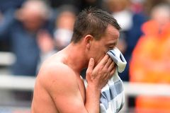 VIDEO Magie? Sissoko má při hlavičkování oči i vzadu