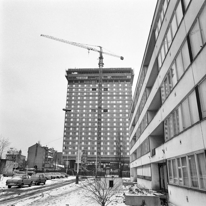 Výstavba hotelu Olympik v Praze - Karlíně na experimentálním sídlišti Invalidovna. Rok 1970