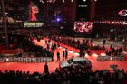 Na červený koberec se hosté zahajovacího ceremoniálu Berlinale začali sjíždět ve čtvrtek večer.