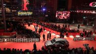 Na červený koberec se hosté zahajovacího ceremoniálu Berlinale začali sjíždět ve čtvrtek večer.