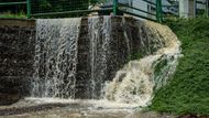 Před velmi silnými bouřkami varovali meteorologové již v sobotu dopoledne. "Lokálně se očekává přívalový déšť s možným intenzivním odtokem vody ze svahů, rychlým rozvodněním malých toků a suchých koryt," uváděla aktualizovaná předpověď ČHMÚ.