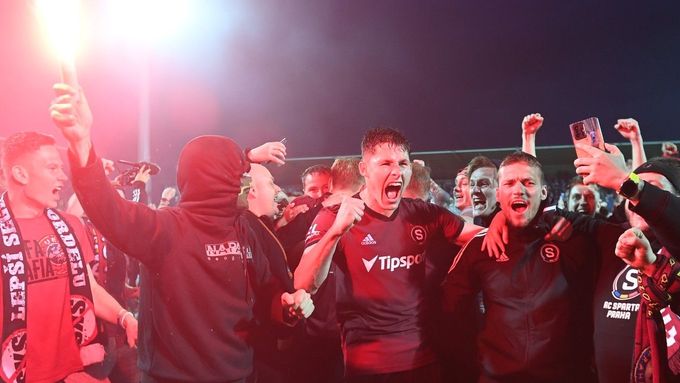 Fotbalisté Sparty slaví s fanoušky po zápase na Slovácku
