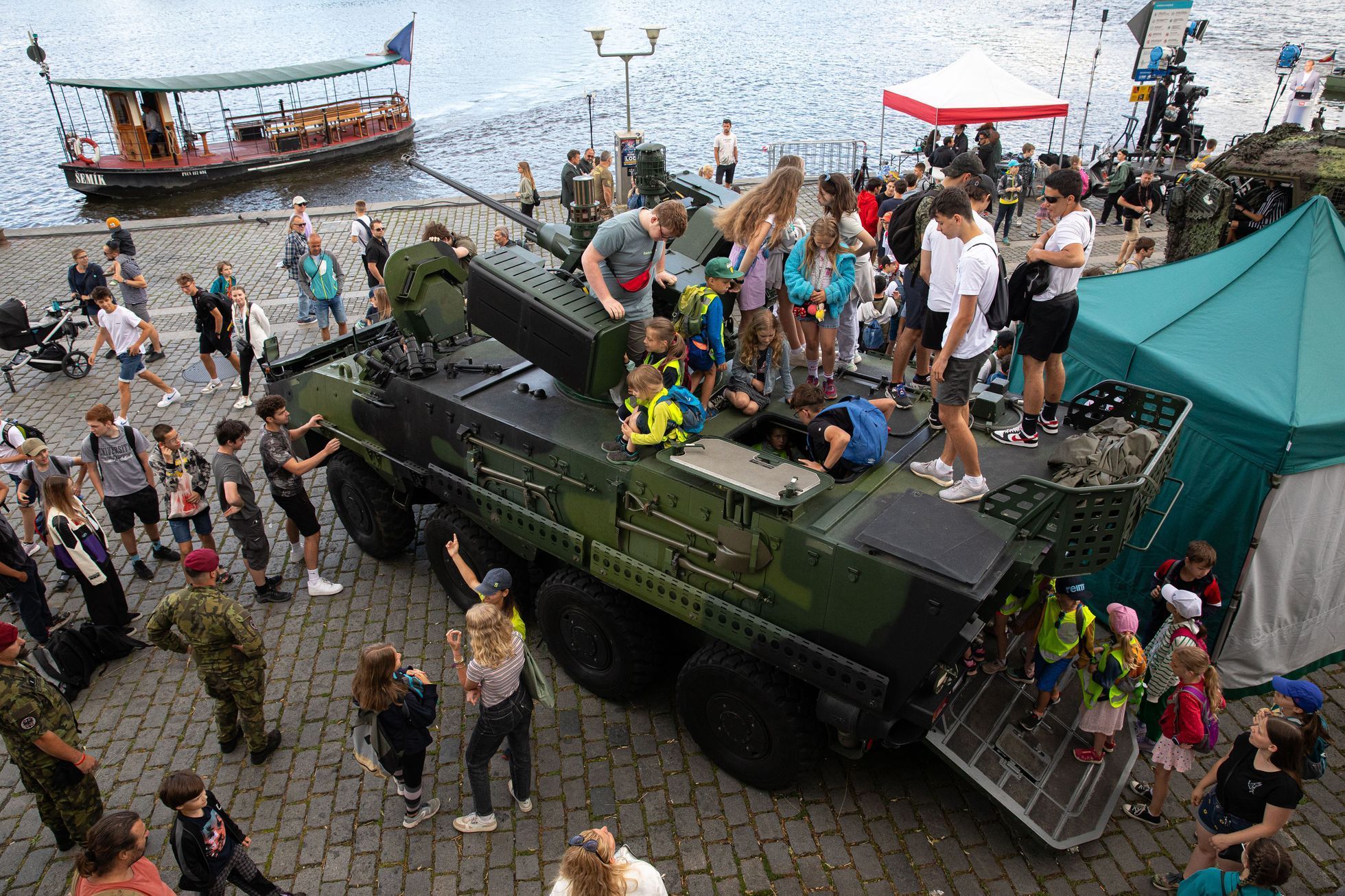 Armáda na Náplavce v Praze, 30 let výročí, vojáci, cvičení, děti, Náplavka