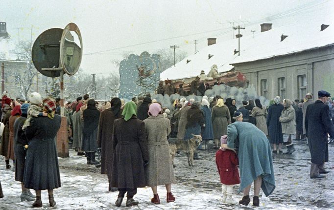 Stejná dobová událost na dalším záběru z města Fiľakovo na jižním Slovensku v roce 1961