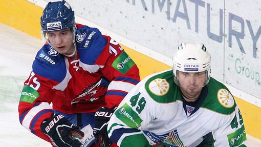 Útočník Vtalij Karamnov (v červeném) je jediným ruským hokejistou v dresu Lva Praha.