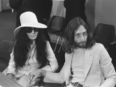 Yoko Ono a John Lennon v roce 1969, kdy se brali.