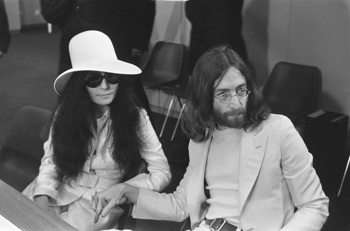 Yoko Ono a John Lennon v roce 1969, kdy se brali.