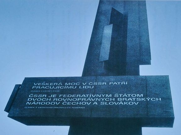 Pylon věnovaný Janu Palachovi sloužil jako nosič československého znaku a úryvků ze socialistické Ústavy