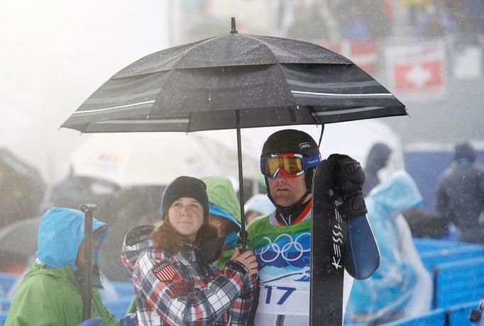 Olympiáda v dešti. Někteří závodníci se museli schovat pod deštníkem