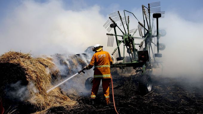 Hasič bojuje s požáry v oblasti Adelaide Hills v Jižní Austrálii.