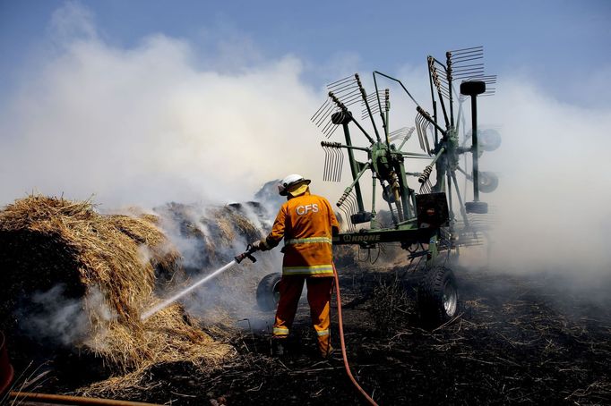 Hasič bojuje s požáry v oblasti Adelaide Hills v Jižní Austrálii.