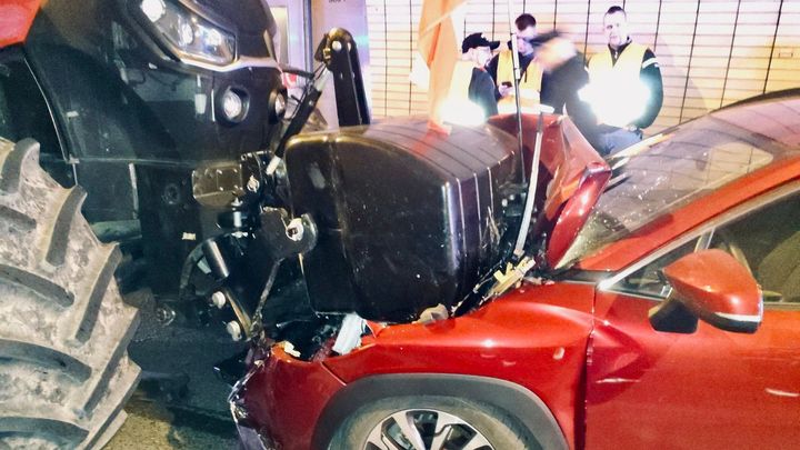 Traktorista zablokoval Letenský tunel. V protisměru naboural osobní auto