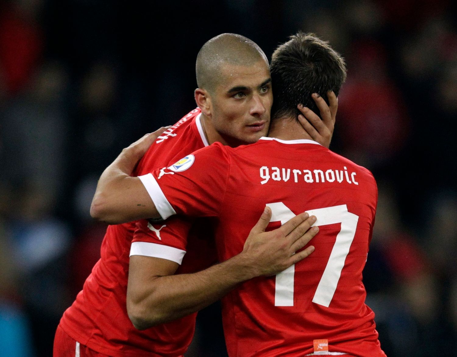 Švýcarští fotbalisté Eren Derdiyok (vlevo) a Mario Gavranovic slaví gól v kvalifikaci na MS 2012 proti Norsku.