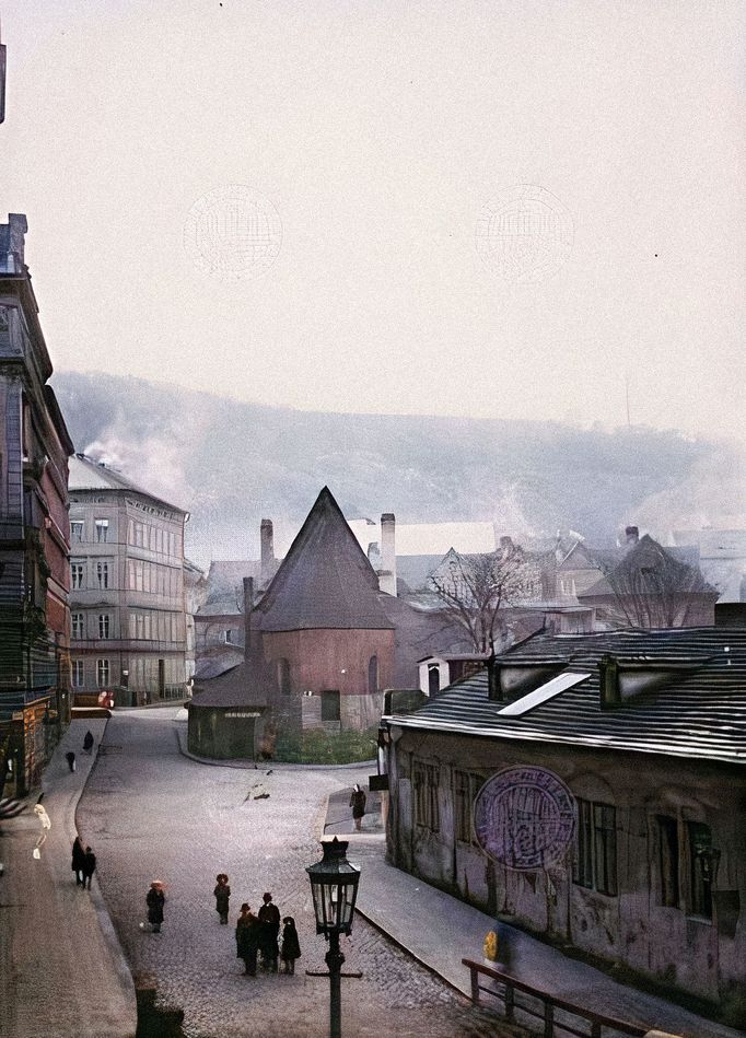 Malá Strana, ulice Říční, pohled na kostel sv. Jana Křtitele Na Prádle. Nedatováno (cca před rokem 1920). Kolorováno.