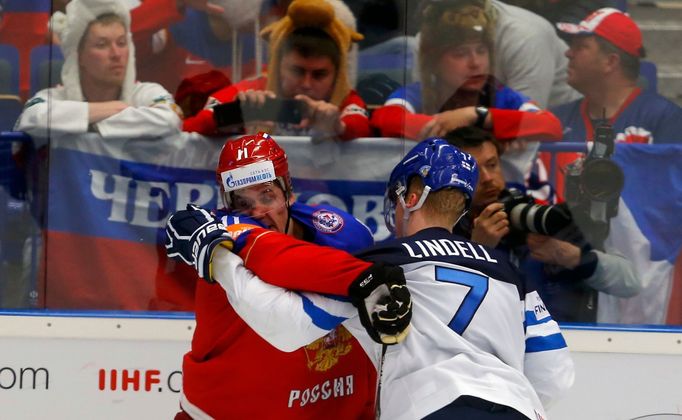 Russia's Yevgeni Malkin (L) scuffles with Finland's Esa Lindell during their Ice Hockey World Championship game at the CEZ arena in Ostrava, Czech Republic May 12, 2015.