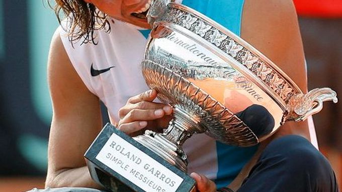 ČERVEN - Svou nadvládu na antuce potvrdil také Španěl Rafael Nadal. Na toho nestačila ve finále světová jednička Roger Federer a podlehla mu po setech 3:6, 6:4, 3:6 a 4:6.