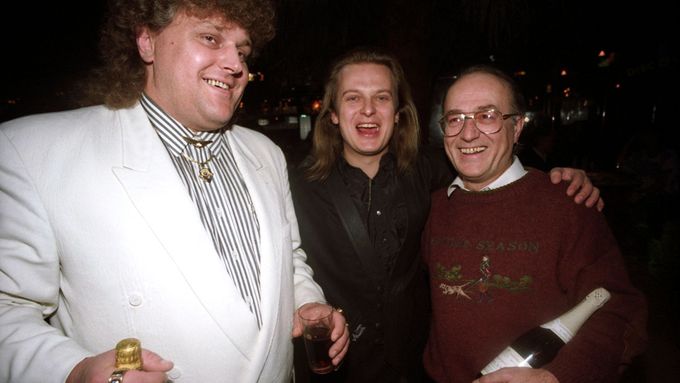 Ivan Jonák na archivním snímku z 90. let spolu se zpěváky Ladislavem Křížkem a Petrem Jandou.