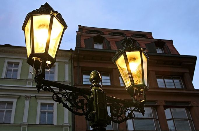 Svítí! Praha chce do města vrátit tradice. Lampář bude chodit v černém kabátu, s dlouhou tyčí a cylindrem na hlavě. "Zájemci se od něj dokonce mohou naučit, jak lampářskou tyč používat," potvrdil náměstek pražského primátora Pavel Klega.