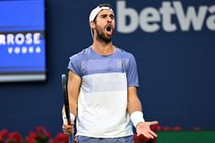 Rus udělil jiným lekci, jak přijmout porážku. Americký šampion jen dojatě zíral