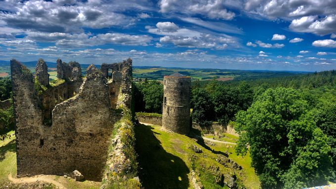 Strávíte léto v Česku? Objevte tajemný hrad i bránu do pekla, skvosty bez turistů