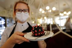 Trdelník nahradil "covidník". Čokoládové koronaviry pražské kavárny jdou na dračku
