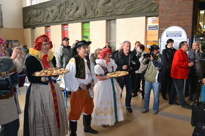 Čeští fotbaloví reprezentanti při příjezdu vlakem do Olomouce, kde se střetnou se Slováky.