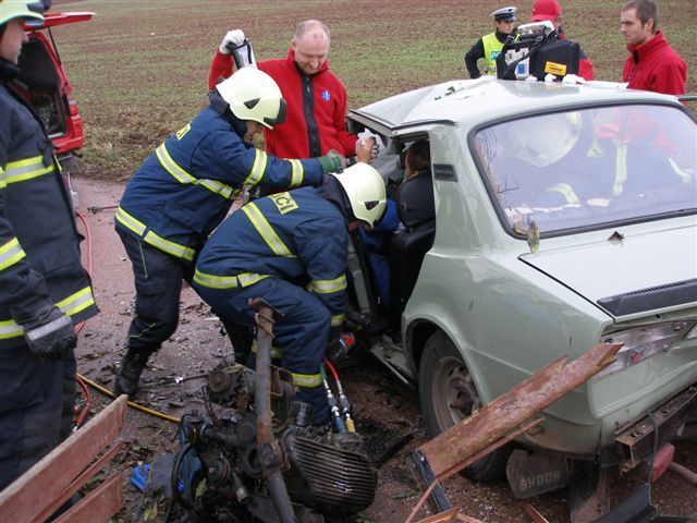 Při nehodě u Vrchlabí se vážně zranil řidič