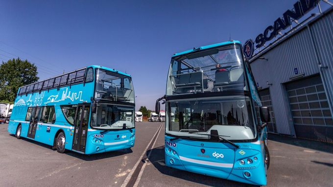 Představení dvoupodlažních autobusů, které chce město Ostrava v budoucnosti využívat k turistickým účelům.