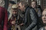 Paddy Considine jako král Viserys a Rhys Ifans coby Otto Hightower.