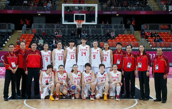 Čínské basketbalistky pózují před utkáním s Češkami na turnaji OH 2012 v Londýně.