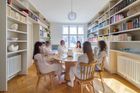 Architektonické studio "No Architects" si vzalo na mušku zdánlivě obyčejný byt o ploše 82 m² v klasickém činžovním domě - jedno z těch běžných městských bydlení, jakých jsou v Česku tisíce.