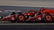 Piloti Ferrari Carlos Sainz junior a Charles Leclerc spolu bojují ve VC Bahrajnu F1 2024