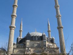KULTURNÍ PAMÁTKA : Sülejmanova mešita v tureckém Edirne Čtvercová mešita s jedinou velkou kopulí a čtyřmi štíhlými minarety vévodí bývalému hlavnímu městu Osmanské říše.