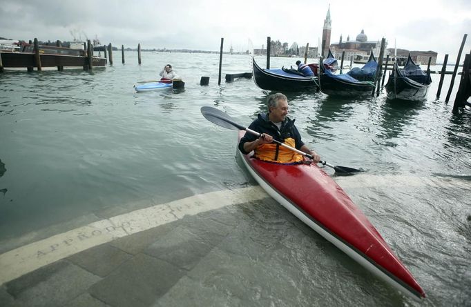 A man rows a kayak in front of flooded St. Mark's Square during a period of seasonal high water in Venice November 1, 2012. The water level in the canal city rose to 140 cm (55 inches) above normal, according to the monitoring institute. REUTERS/Manuel Silvestri (ITALY - Tags: ENVIRONMENT SOCIETY TPX IMAGES OF THE DAY) Published: Lis. 1, 2012, 2:21 odp.