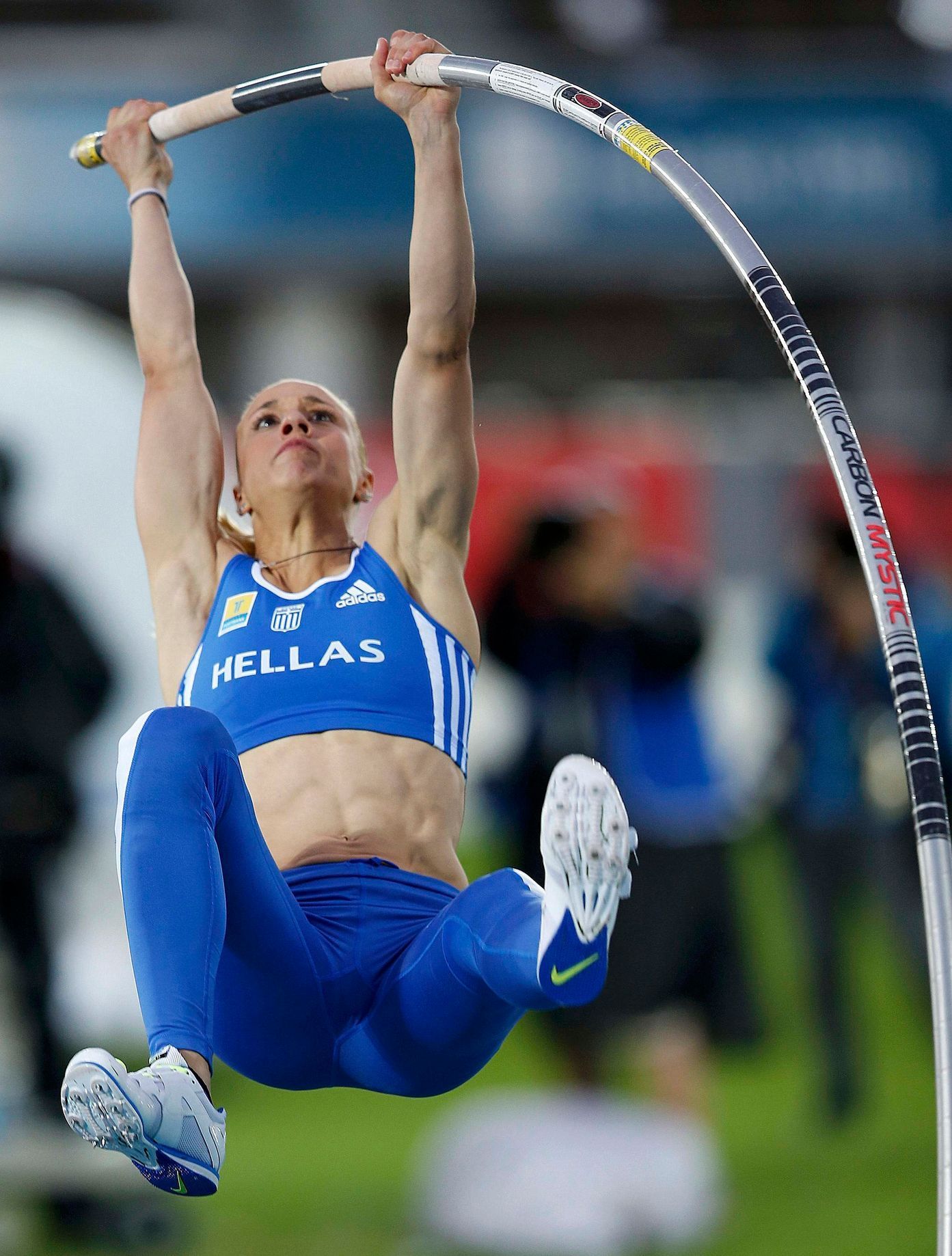 Řekyně Nikolía Kiriakopúluová při tyčkařské soutěži na ME v Helsinkách