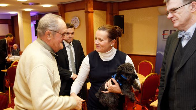 Alena Vitásková s jedním z návštěvníků její diskuse v Plzni.