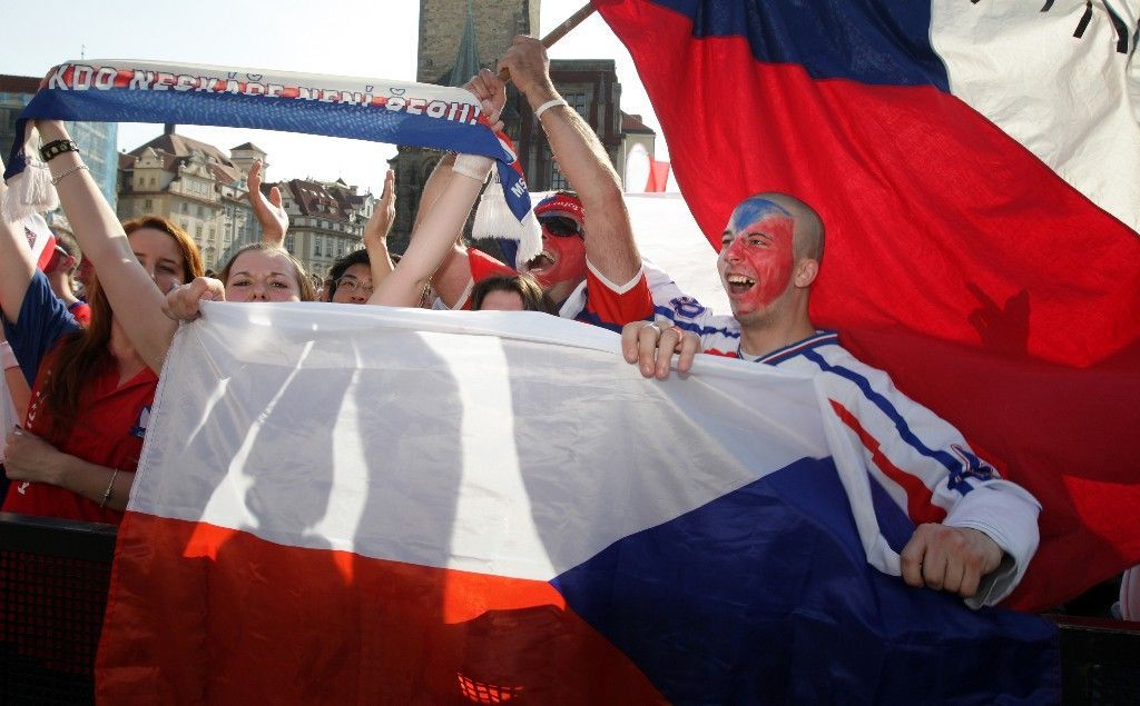 Fanoušci sledují hokej na Staroměstském náměstí