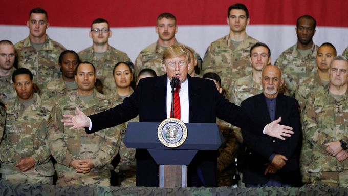 Donald Trump s americkými vojáky v Afghánistánu.