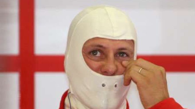 Michael Schumacher v depu v Šanghaji během tréninku na GP Číny.