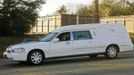 A hearse containing the body of bus driver Charles Albert Poland Jr. heads down South Union Ave. in Ozark to the burial site near Midland City, Alabama, February 3, 2013. Mourners in the small town of Midland City, Alabama, gathered on Sunday to bury a school bus driver slain during the abduction of a child taken captive and held for a sixth day by a gunman in an underground bunker. REUTERS/Phil Sears (UNITED STATES - Tags: CRIME OBITUARY) Published: Úno. 4, 2013, 12:43 dop.