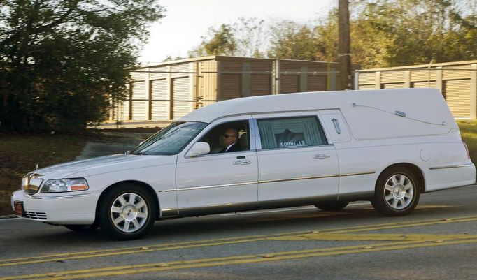 A hearse containing the body of bus driver Charles Albert Poland Jr. heads down South Union Ave. in Ozark to the burial site near Midland City, Alabama, February 3, 2013. Mourners in the small town of Midland City, Alabama, gathered on Sunday to bury a school bus driver slain during the abduction of a child taken captive and held for a sixth day by a gunman in an underground bunker. REUTERS/Phil Sears (UNITED STATES - Tags: CRIME OBITUARY) Published: Úno. 4, 2013, 12:43 dop.