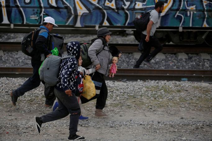 Migranti, převážně z Venezuely, běží nastoupit do vlaku v místě zvaném El Basurero, na pozemku vedle skládky odpadků a železnice, odkud pokračují v cestě k hranicím USA.